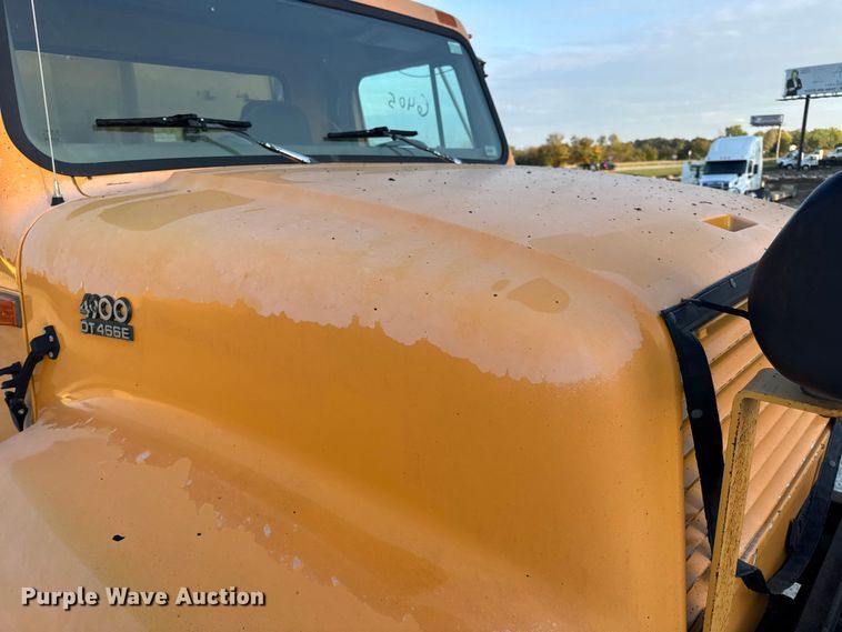 image for item DO2413 2001 International 4900 dump truck