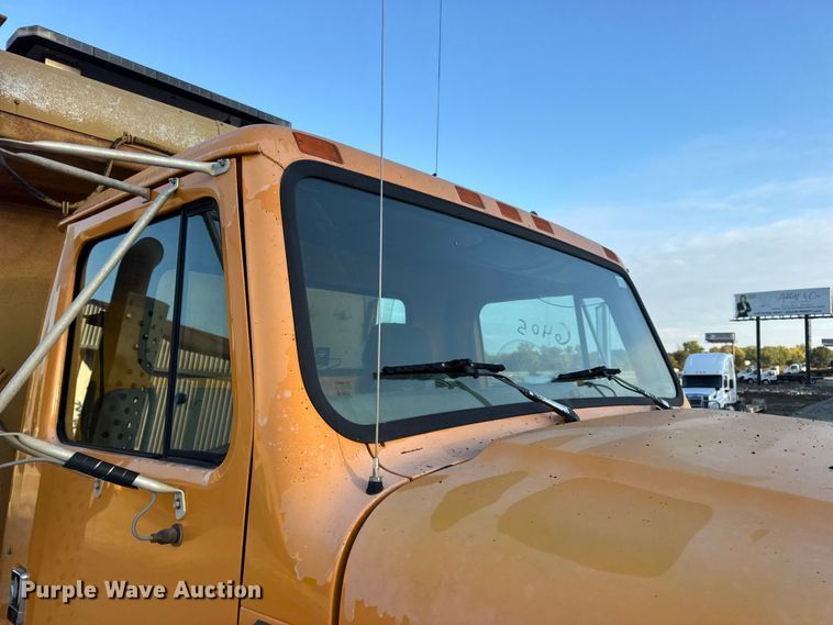 image for item DO2413 2001 International 4900 dump truck