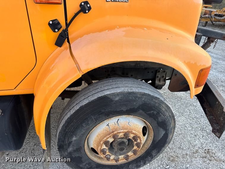 image for item DO2413 2001 International 4900 dump truck