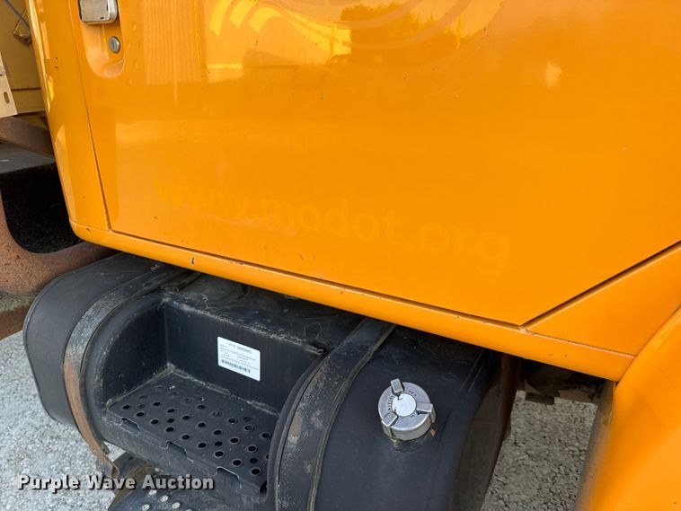 image for item DO2413 2001 International 4900 dump truck