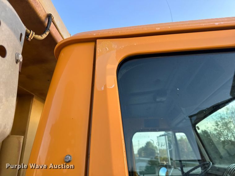 image for item DO2413 2001 International 4900 dump truck