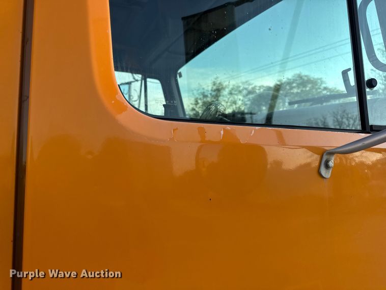 image for item DO2413 2001 International 4900 dump truck