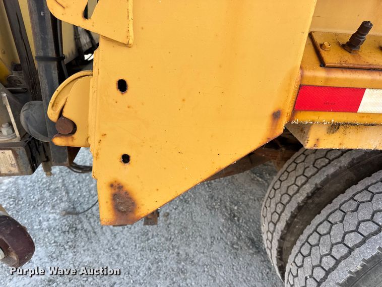 image for item DO2413 2001 International 4900 dump truck