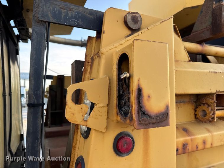 image for item DO2413 2001 International 4900 dump truck