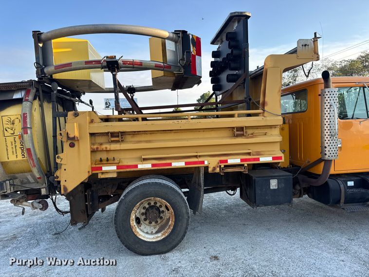 image for item DO2413 2001 International 4900 dump truck