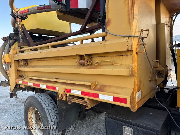image for item DO2413 2001 International 4900 dump truck