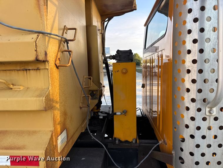 image for item DO2413 2001 International 4900 dump truck