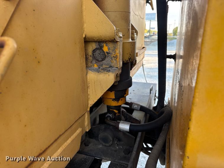 image for item DO2413 2001 International 4900 dump truck