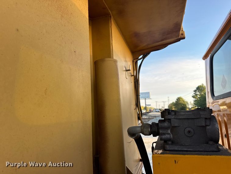 image for item DO2413 2001 International 4900 dump truck