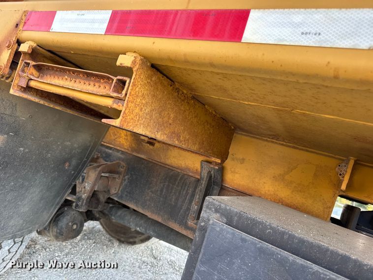 image for item DO2413 2001 International 4900 dump truck