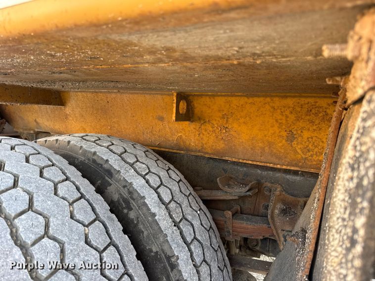 image for item DO2413 2001 International 4900 dump truck