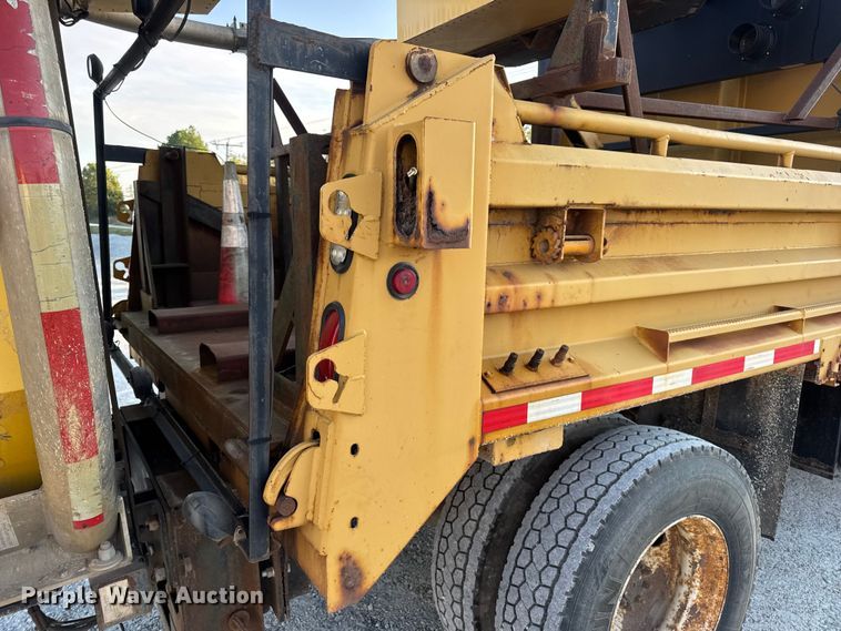 image for item DO2413 2001 International 4900 dump truck