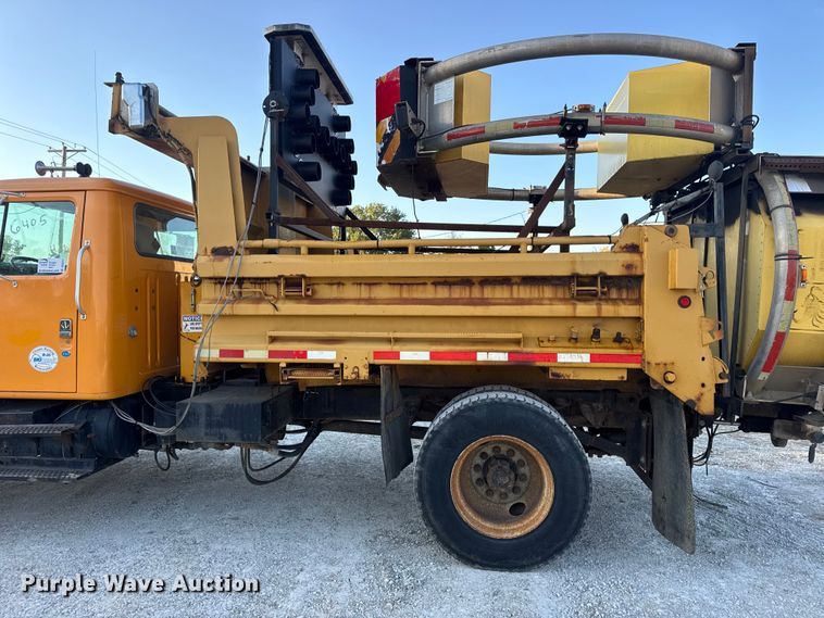 image for item DO2413 2001 International 4900 dump truck