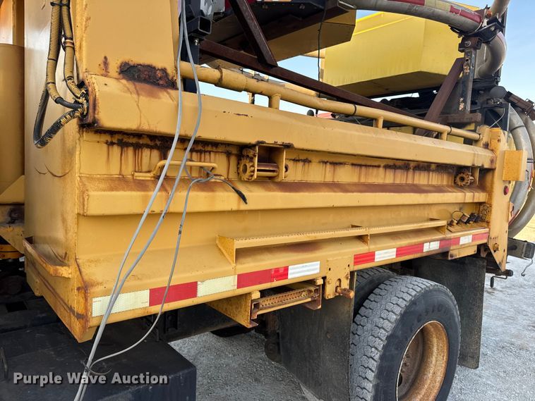 image for item DO2413 2001 International 4900 dump truck