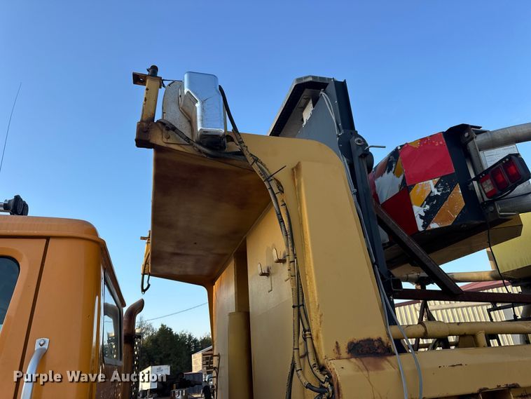 image for item DO2413 2001 International 4900 dump truck