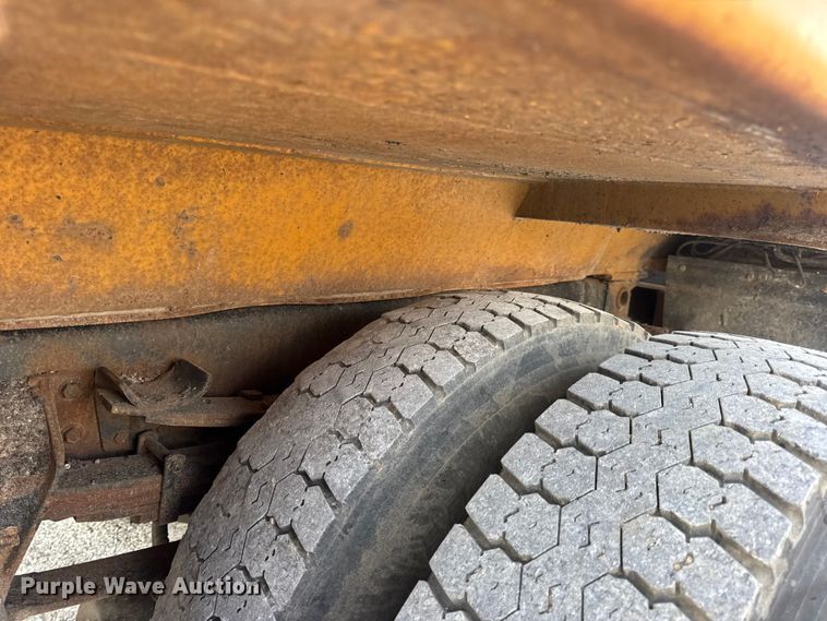 image for item DO2413 2001 International 4900 dump truck