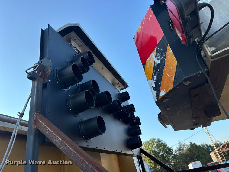 image for item DO2413 2001 International 4900 dump truck