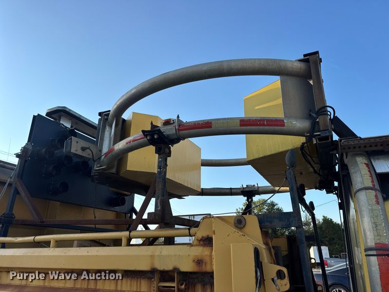 image for item DO2413 2001 International 4900 dump truck