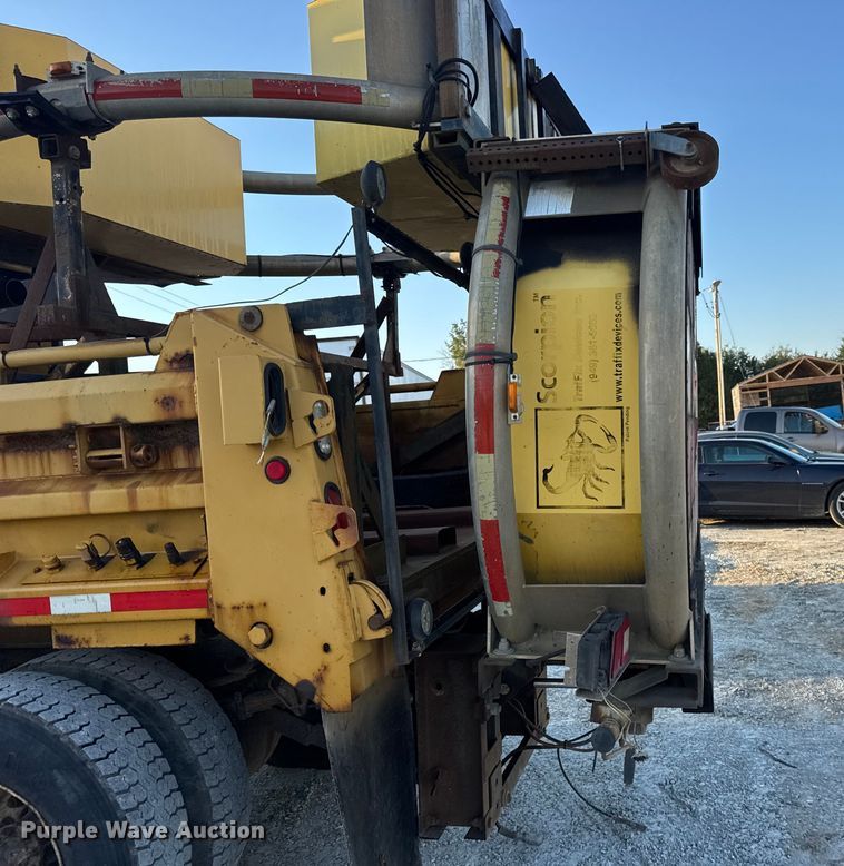 image for item DO2413 2001 International 4900 dump truck