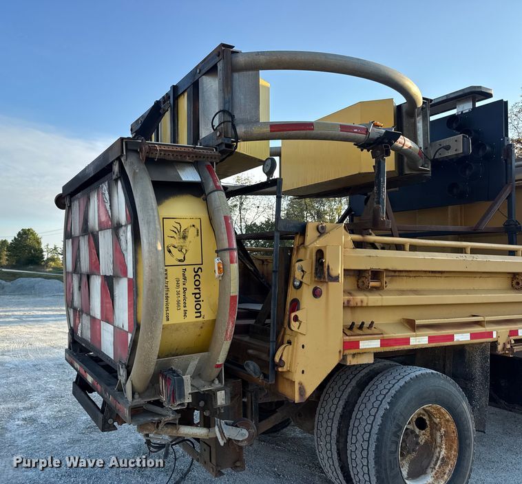 image for item DO2413 2001 International 4900 dump truck