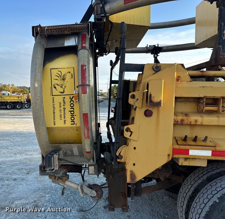 image for item DO2413 2001 International 4900 dump truck