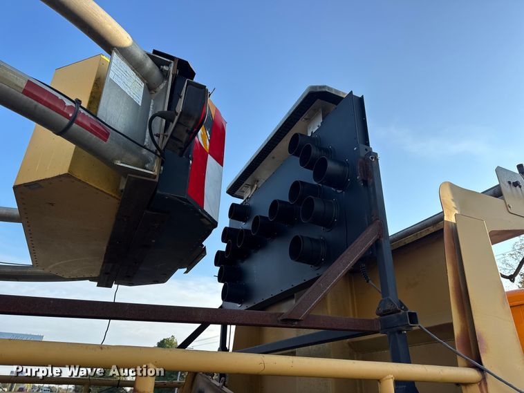 image for item DO2413 2001 International 4900 dump truck