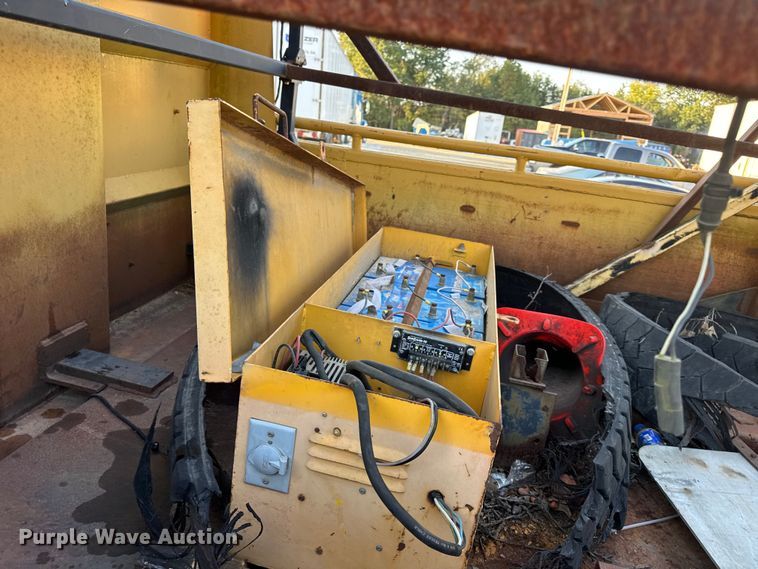 image for item DO2413 2001 International 4900 dump truck