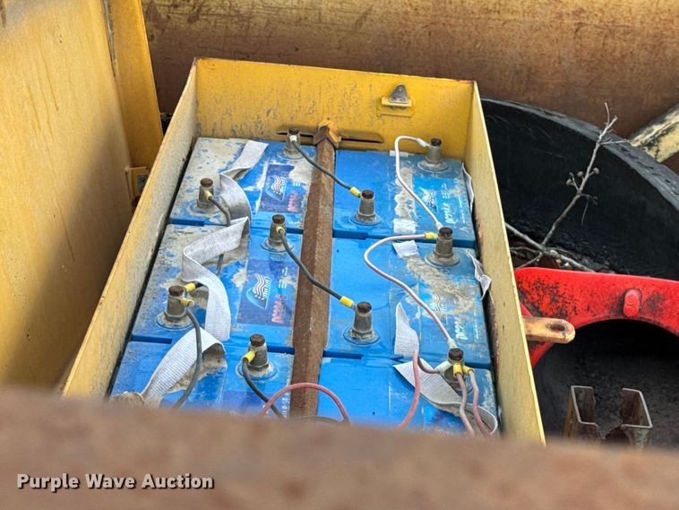 image for item DO2413 2001 International 4900 dump truck