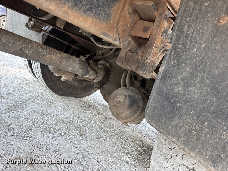 image for item DO2413 2001 International 4900 dump truck