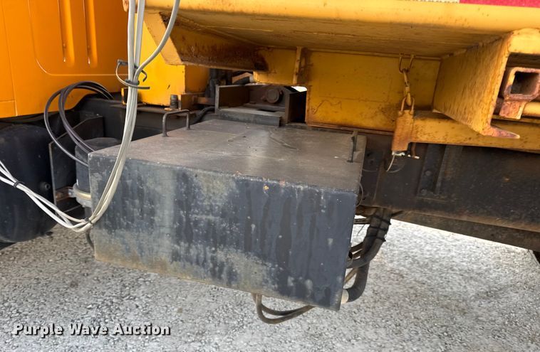 image for item DO2413 2001 International 4900 dump truck