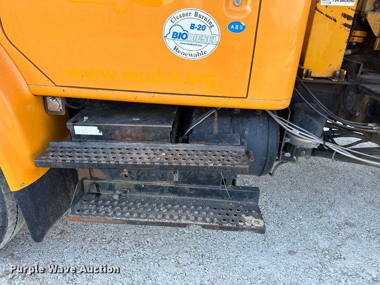 image for item DO2413 2001 International 4900 dump truck