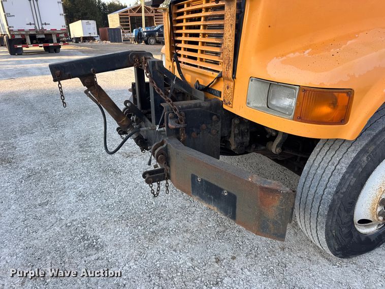 image for item DO2413 2001 International 4900 dump truck