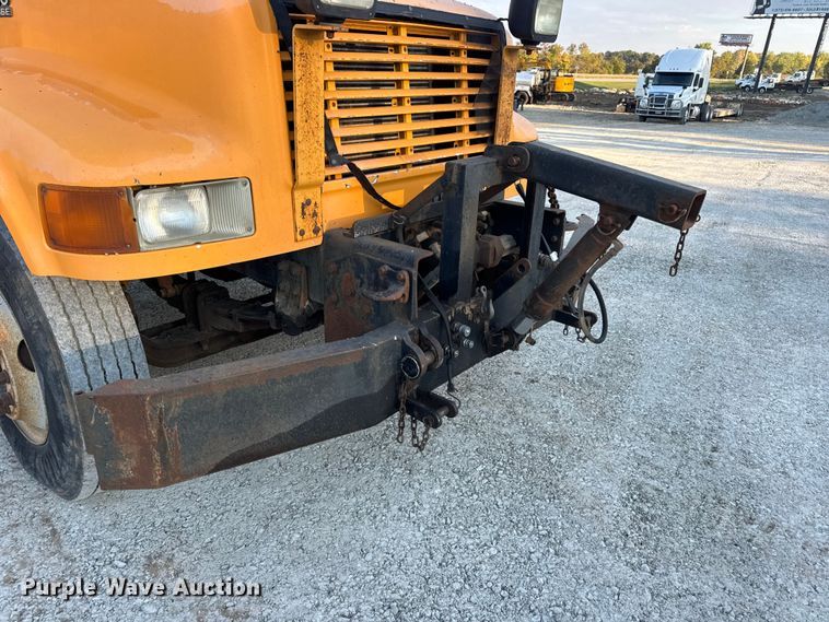 image for item DO2413 2001 International 4900 dump truck