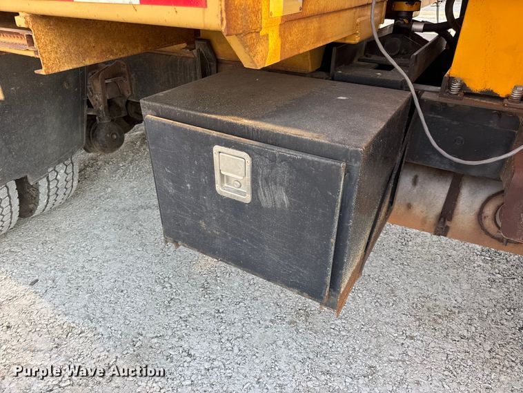 image for item DO2413 2001 International 4900 dump truck