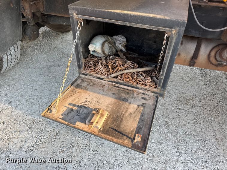 image for item DO2413 2001 International 4900 dump truck