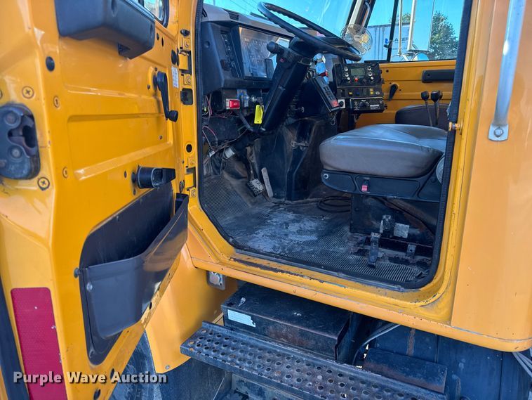 image for item DO2413 2001 International 4900 dump truck