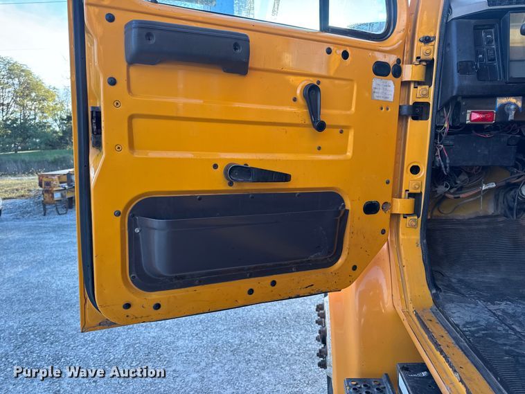 image for item DO2413 2001 International 4900 dump truck