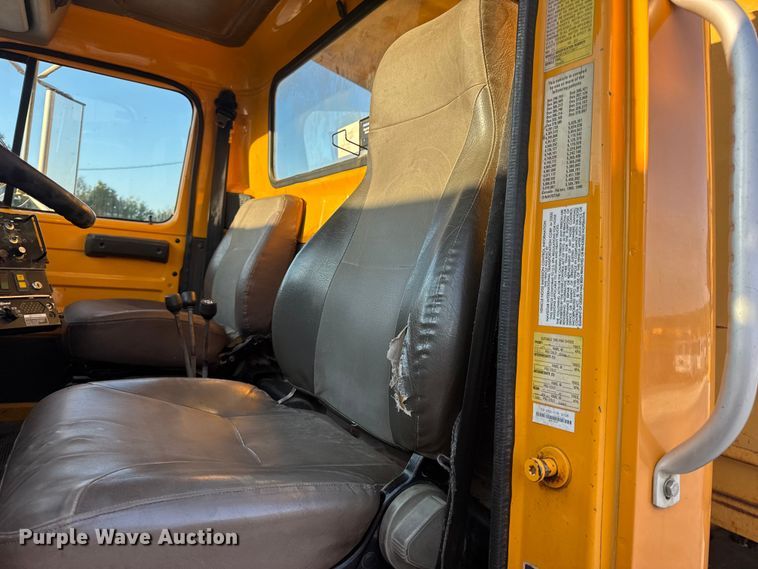 image for item DO2413 2001 International 4900 dump truck