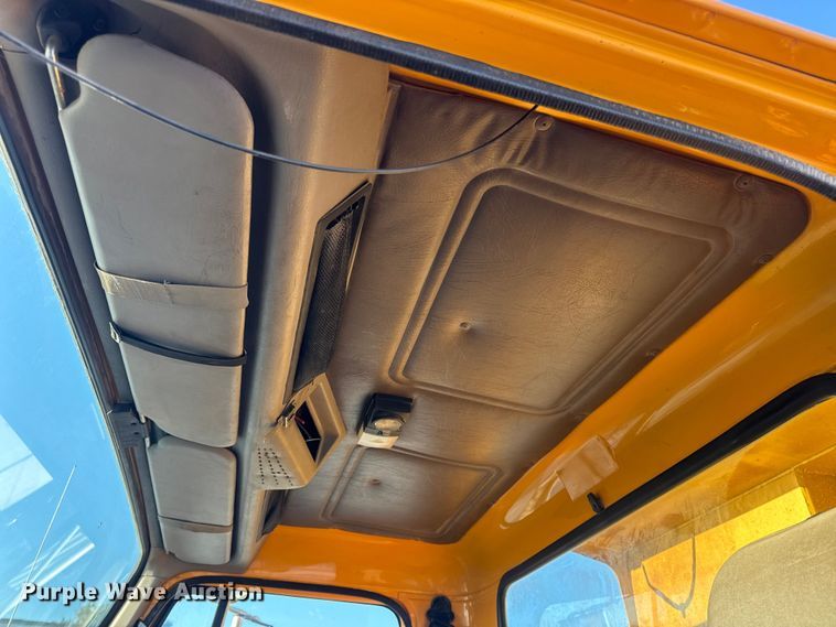 image for item DO2413 2001 International 4900 dump truck