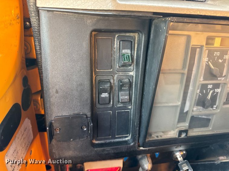 image for item DO2413 2001 International 4900 dump truck