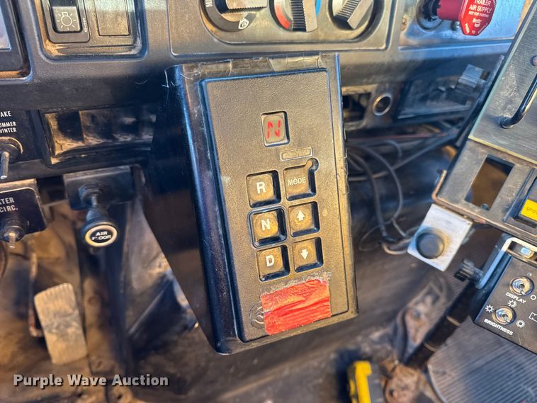 image for item DO2413 2001 International 4900 dump truck