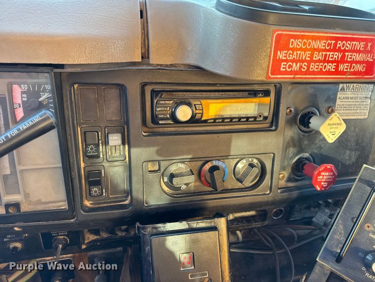 image for item DO2413 2001 International 4900 dump truck