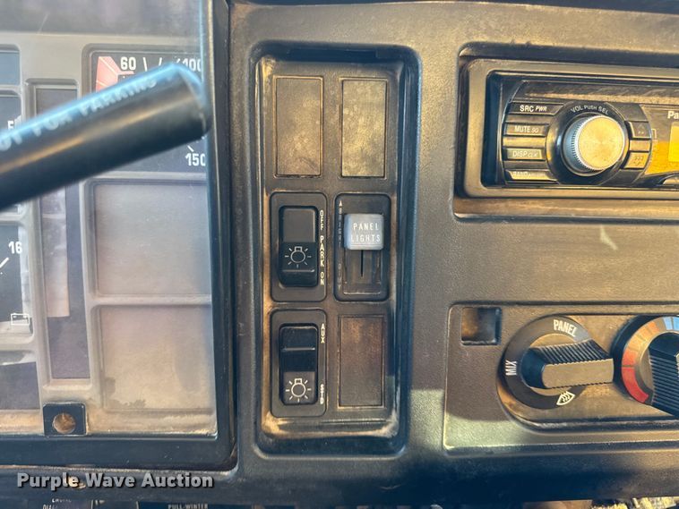 image for item DO2413 2001 International 4900 dump truck