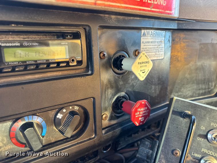 image for item DO2413 2001 International 4900 dump truck