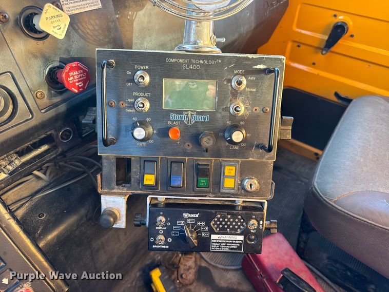 image for item DO2413 2001 International 4900 dump truck