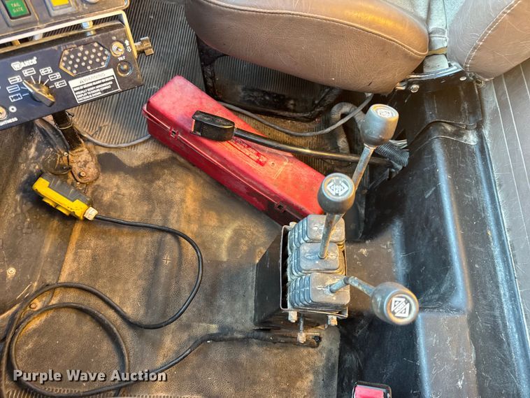 image for item DO2413 2001 International 4900 dump truck