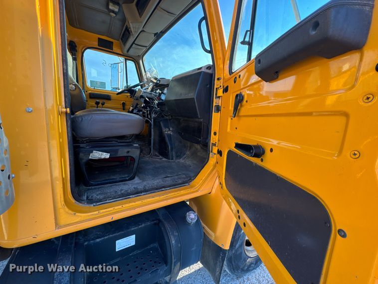 image for item DO2413 2001 International 4900 dump truck