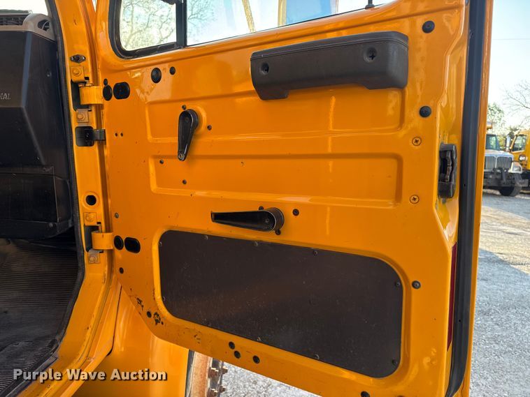 image for item DO2413 2001 International 4900 dump truck