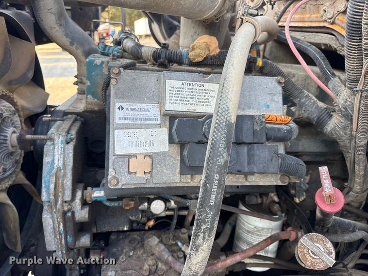 image for item DO2413 2001 International 4900 dump truck