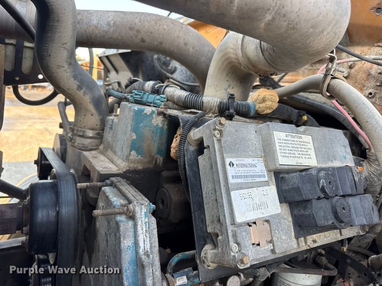 image for item DO2413 2001 International 4900 dump truck